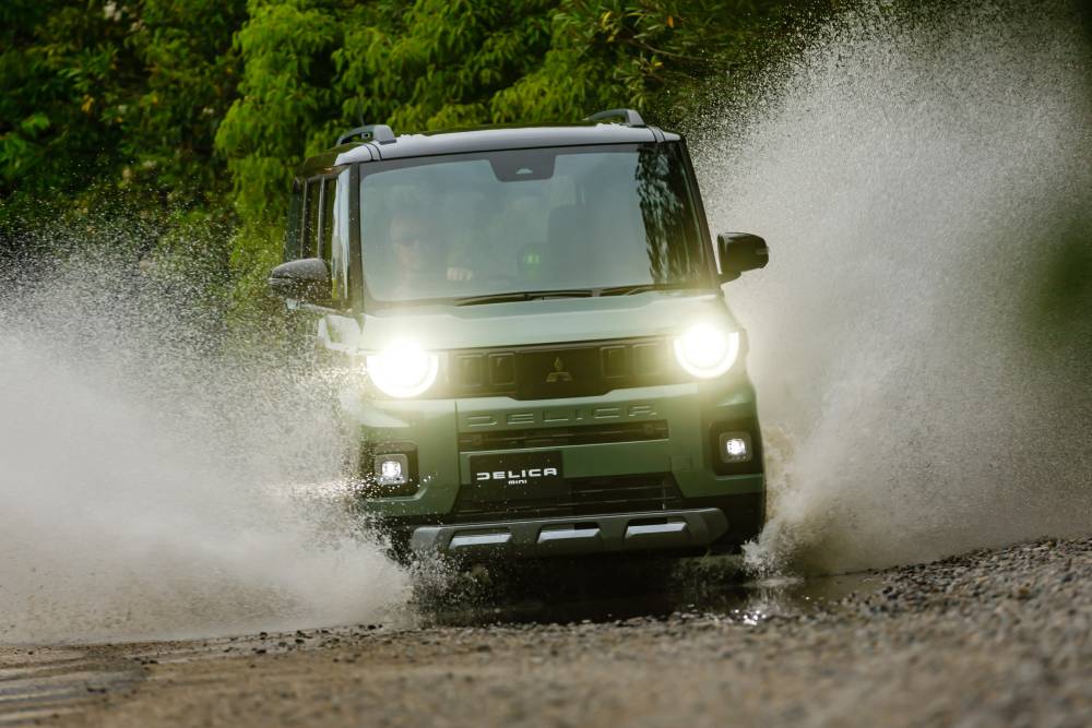 Φρέσκο αγριμάκι Mitsubishi Delica Mini τρυπώνει παντού