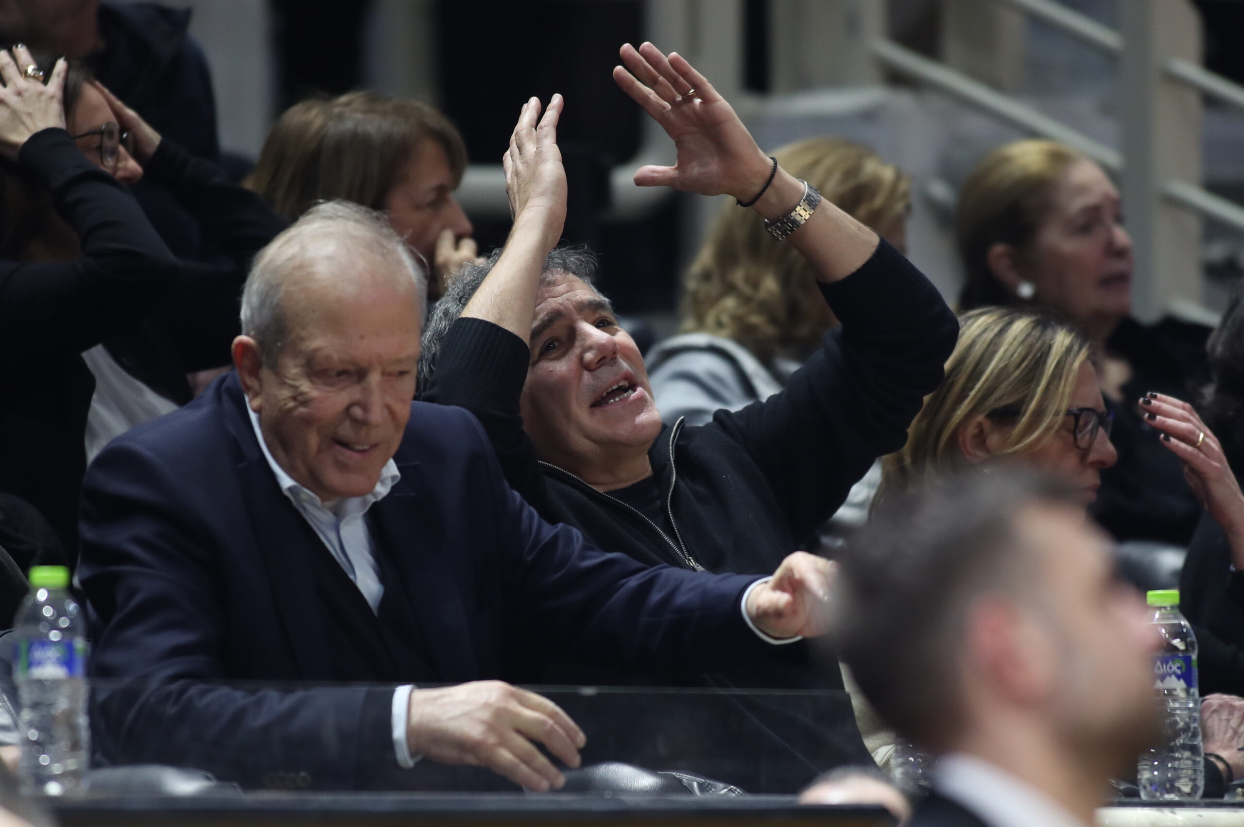 Ο Αριστοτέλης Μυστακίδης παρακολούθησε το ΠΑΟΚ – Παναθηναϊκός και αντέδρασε εντυπωσιακά στην εξέδρα