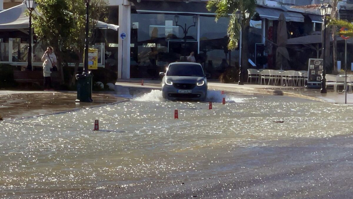 Η θάλασσα στο Ναύπλιο βγήκε στη στεριά