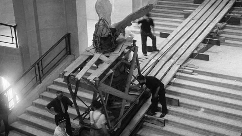 "Η Νίκη της Σαμοθράκης στο Λούβρο: Η συναρπαστική ιστορία και το μοναδικό φωτογραφικό υλικό της μεταφοράς της"