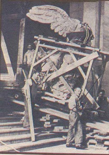 "Η Νίκη της Σαμοθράκης στο Λούβρο: Η συναρπαστική ιστορία και το μοναδικό φωτογραφικό υλικό της μεταφοράς της"