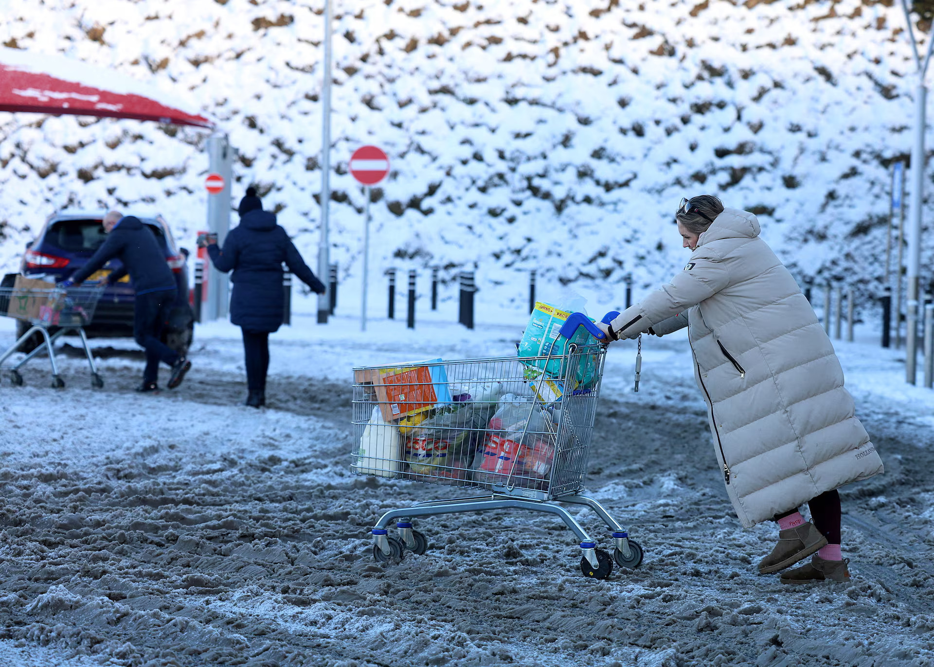 Θανάσιμο κύμα ψύχους στην Ευρώπη: 6 θύματα και χάος σε δρόμους και αεροδρόμια 14 Θανάσιμο κύμα ψύχους στην Ευρώπη: 6 θύματα και χάος σε δρόμους και αεροδρόμια