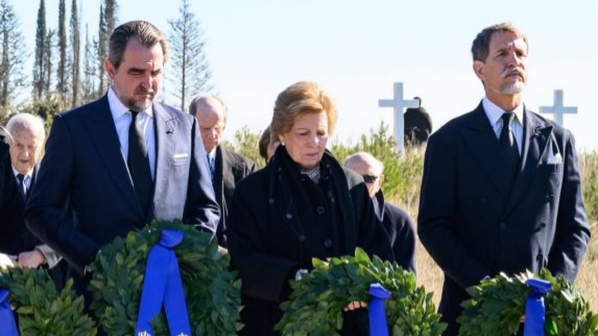 Πρώην Βασιλιάς Κωνσταντίνος: Σκηνές συγκίνησης στο μνημόσυνο – Εικόνες