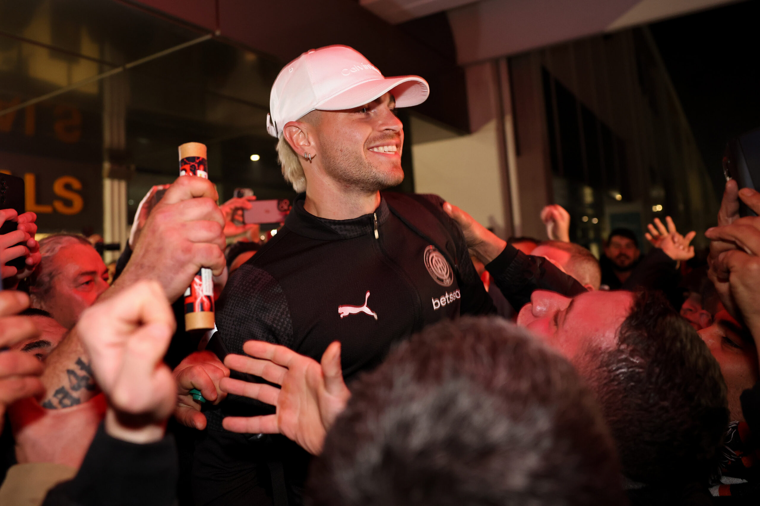 Θριαμβευτική υποδοχή στους παίκτες του ΟΦΗ για την πρόκριση στον ημιτελικό του Κυπέλλου Ελλάδας Betsson