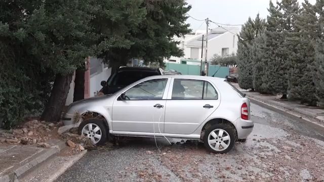 Οχήματα εγκλωβισμένα ανάμεσα σε πέτρες και χώματα, η επόμενη ημέρα στην Άνω Γλυφάδα