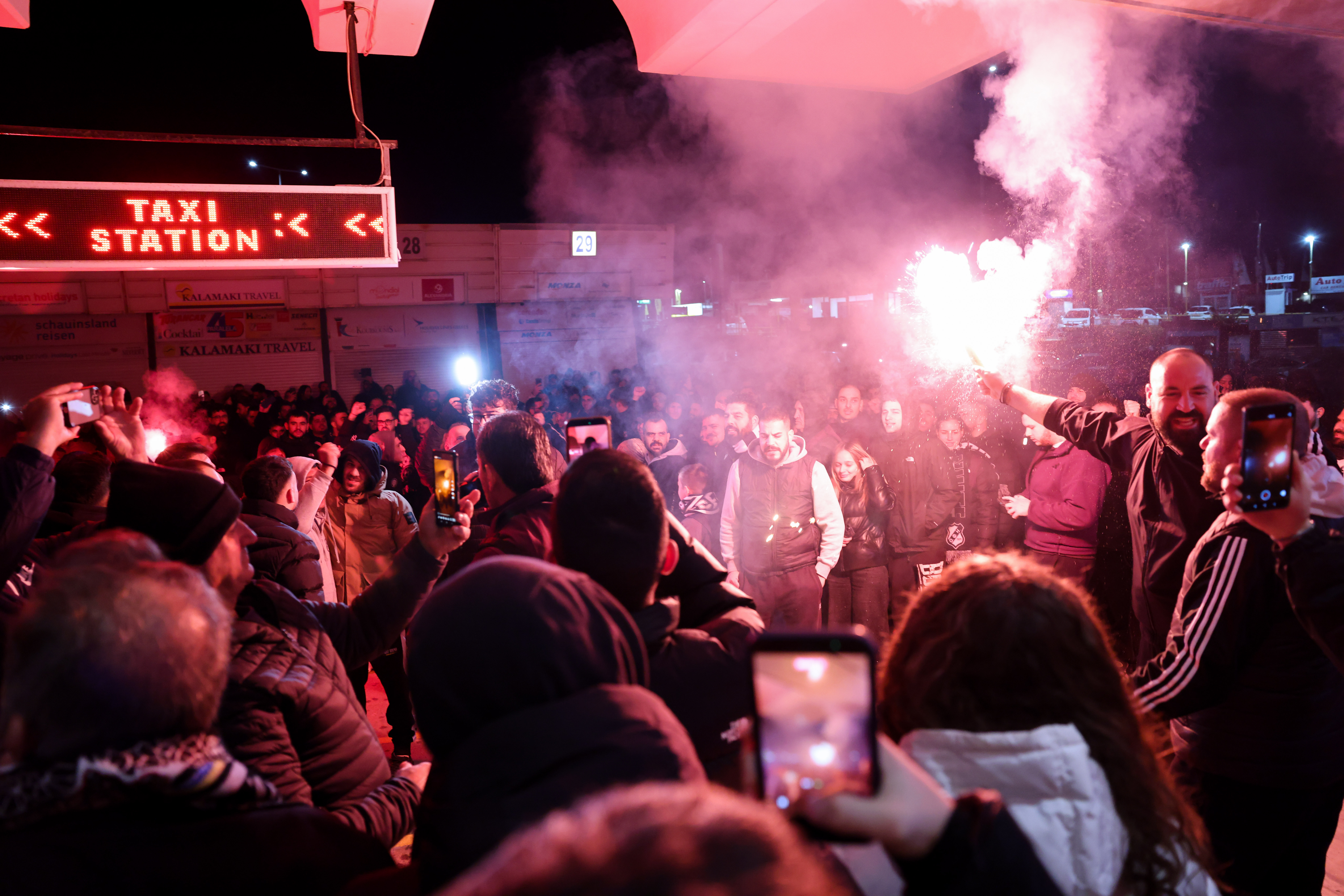 Θριαμβευτική υποδοχή στους παίκτες του ΟΦΗ για την πρόκριση στον ημιτελικό του Κυπέλλου Ελλάδας Betsson