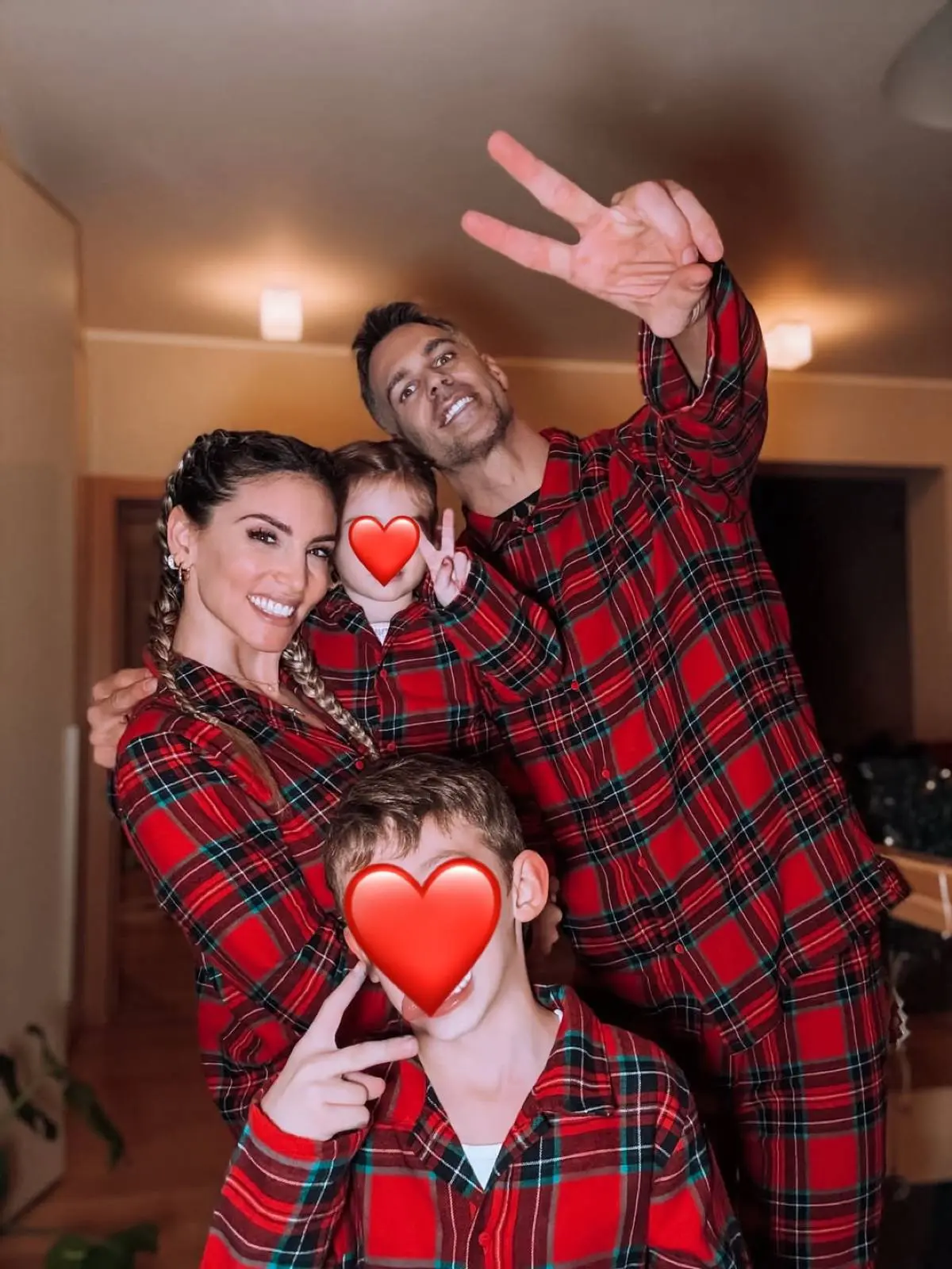 Η Αθηνά Οικονομάκου με τον Μπρούνο Τσερέλα και τα παιδιά της