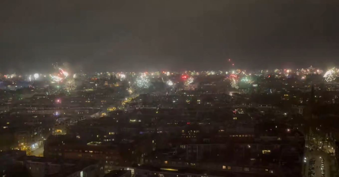 Χάος στην Ολλανδία την Πρωτοχρονιά: Δύο θάνατοι από πυροτεχνήματα, πρωτοφανής βία στους δρόμους και καταστροφή 19ου αιώνα εκκλησίας