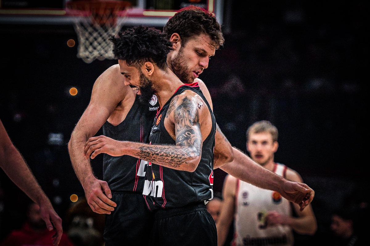 Ολυμπιακός: Η «έκρηξη» των φιλάθλων, το σοκ από τον τραυματισμό του Μόρις και η αποθέωση για τη θριαμβευτική νίκη