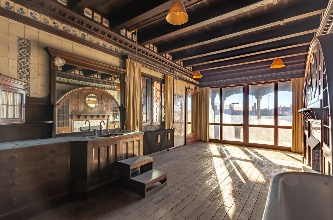 Εννέα υπνοδωμάτια και επτά μυστηριώδεις θάνατοι: Θα βρει το «καταραμένο» παλάτι της Βενετίας επιτέλους αγοραστή;