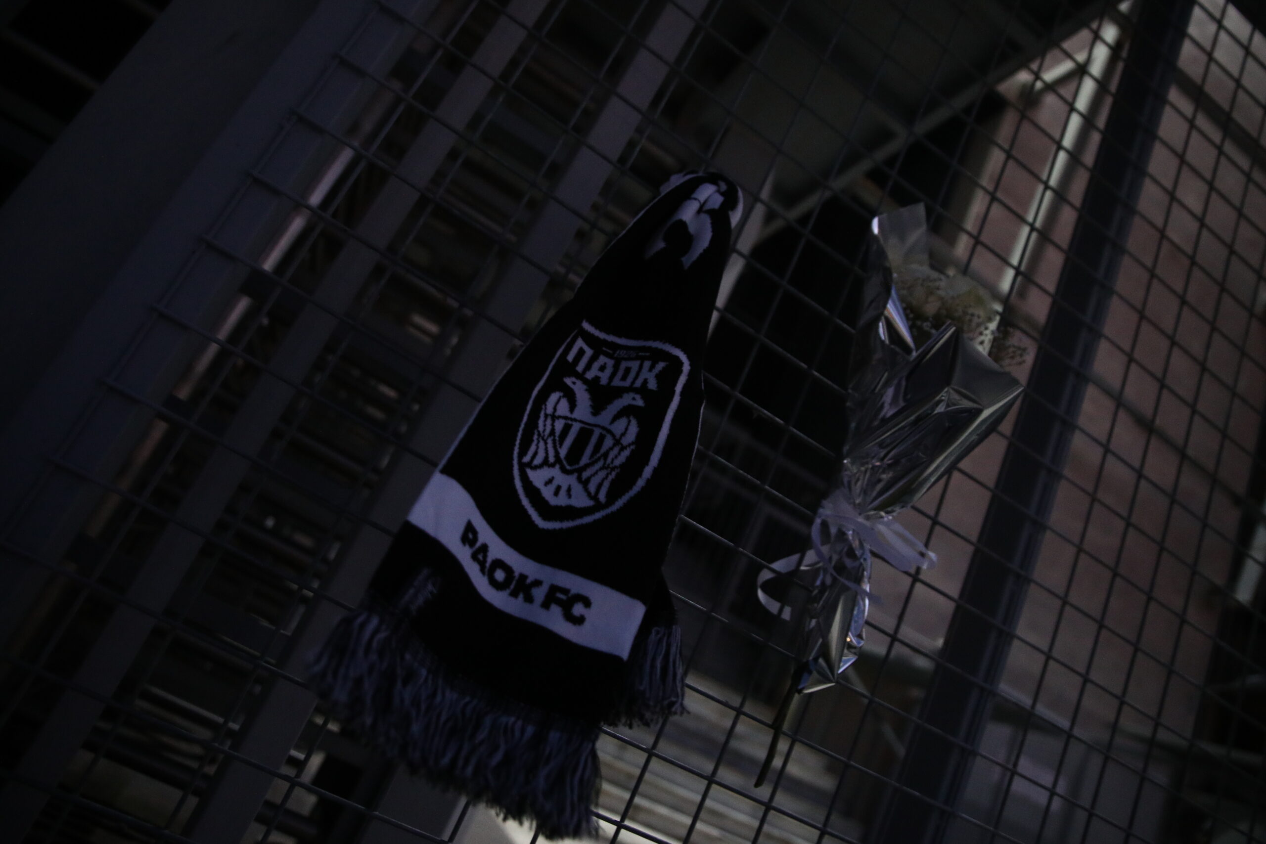 Σημαίες του ΠΑΟΚ μεσίστιες στην Τούμπα για το θλιβερό δυστύχημα στη Ρουμανία