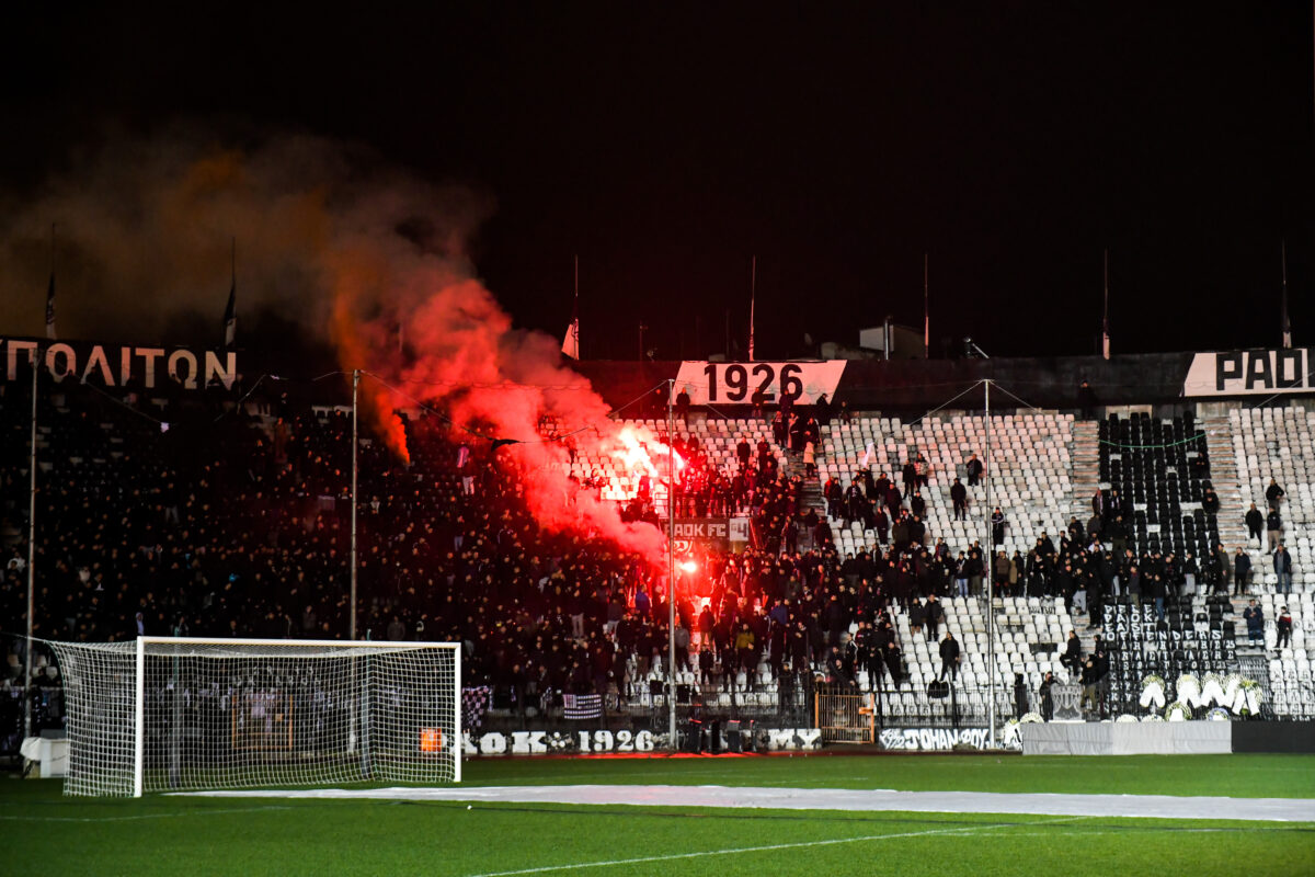 Ρίγη συγκίνησης στην Τούμπα από τους οπαδούς του ΠΑΟΚ, συγκλονιστικές στιγμές στη Θύρα 4 για τους αδικοχαμένους φίλους του «δικεφάλου»