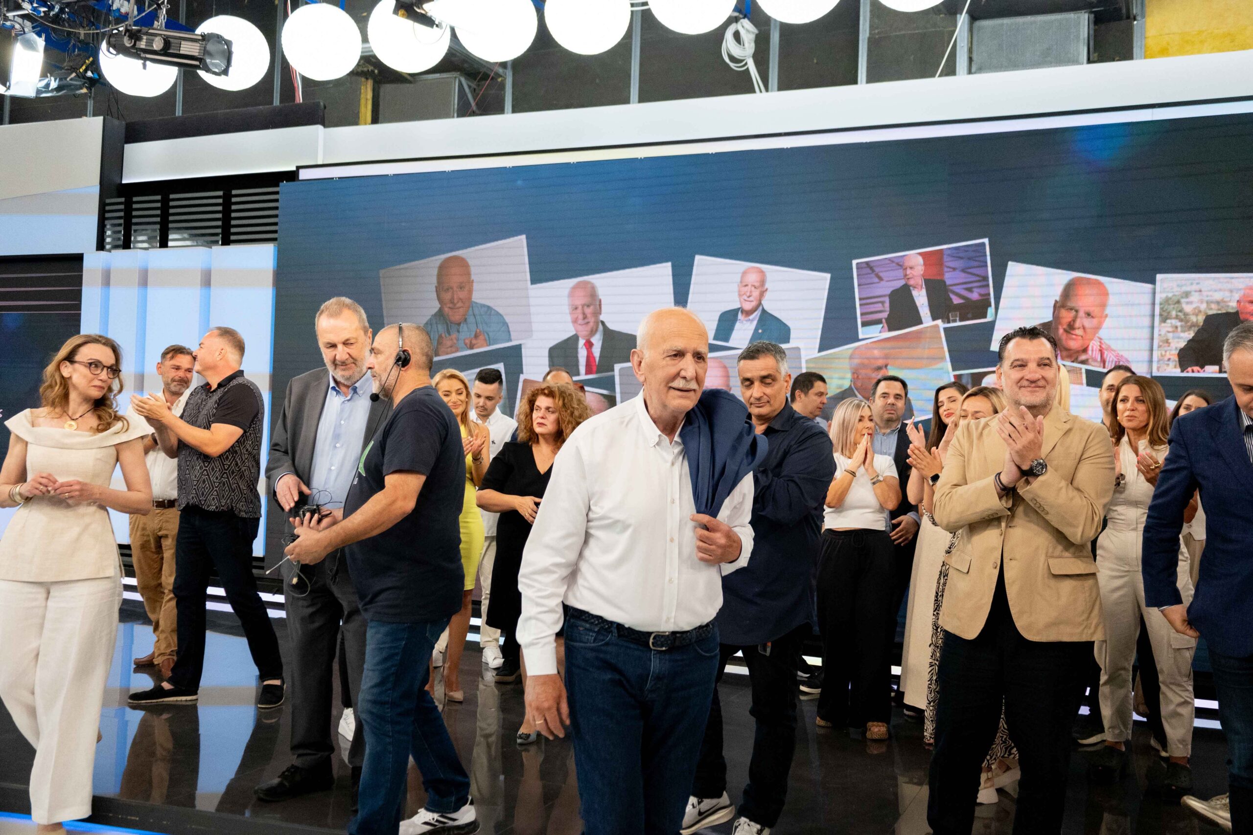 Γιώργος Παπαδάκης: Συγκίνηση στο αποχαιρετιστήριο «Καλημέρα Ελλάδα» του 2025 8 Με το σακάκι στους ώμους μετά τους τίτλους τέλους της εκπομπής