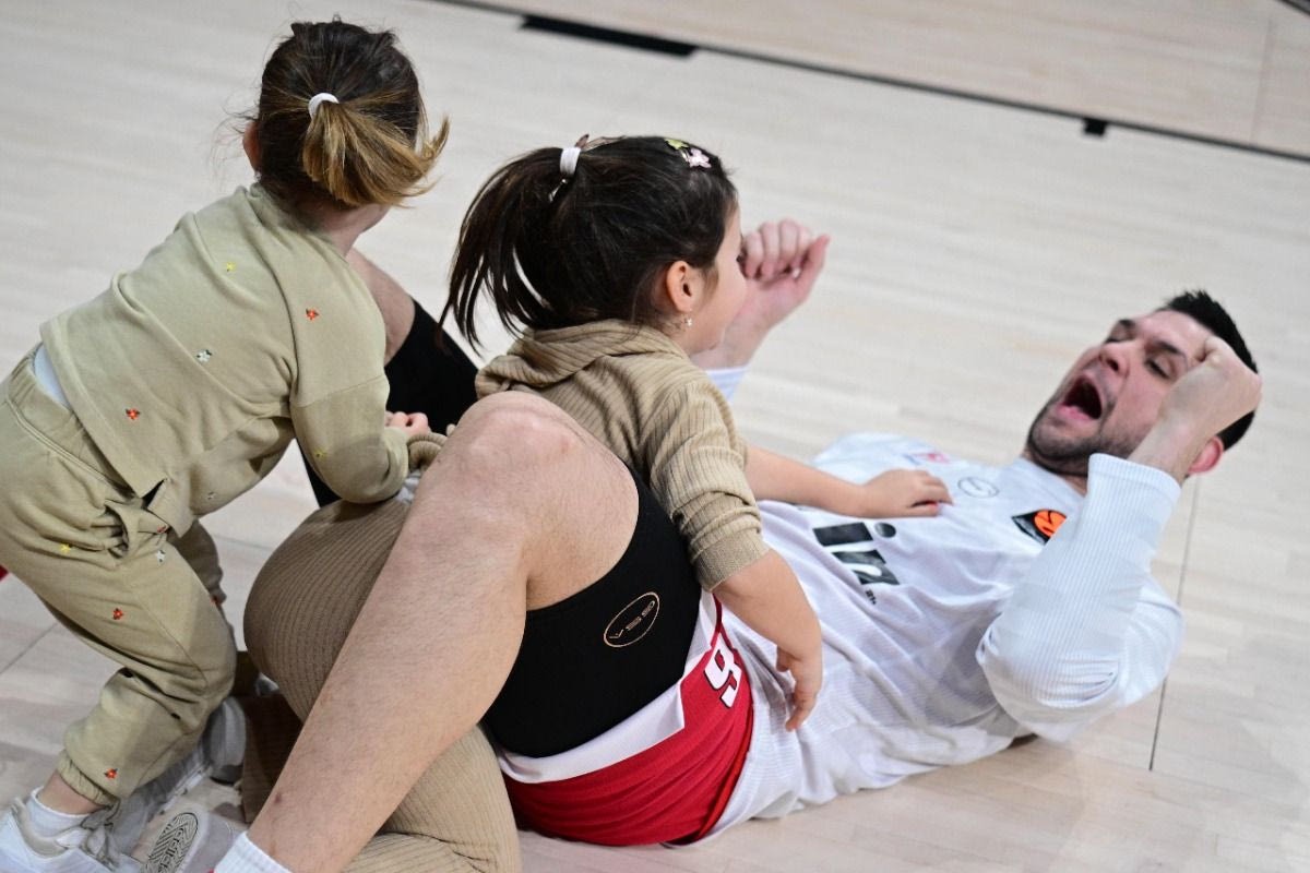 Ο Κώστας Παπανικολάου διασκέδασε με τις κόρες του στο παρκέ του ΣΕΦ