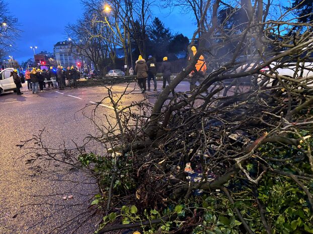 Γαλλία: Τρακτέρ κατακλύζουν τον Πύργο του Άιφελ και την Αψίδα του Θριάμβου – «Δεν φεύγουμε αν δεν μας ακούσουν», δηλώνουν οι αγρότες 6 αγρότες Παρίσι Γαλλία