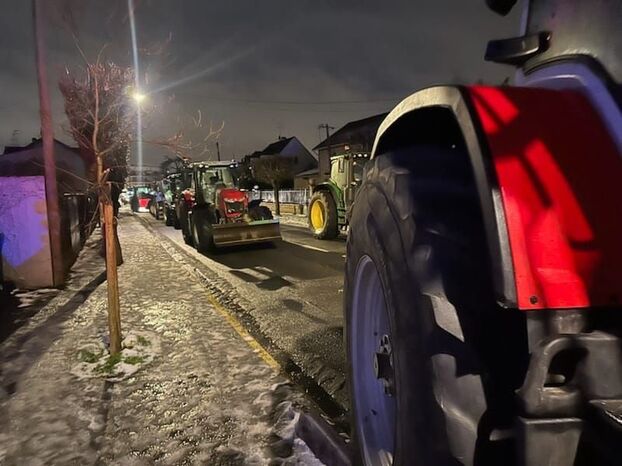 Γαλλία: Τρακτέρ κατακλύζουν τον Πύργο του Άιφελ και την Αψίδα του Θριάμβου – «Δεν φεύγουμε αν δεν μας ακούσουν», δηλώνουν οι αγρότες 5 Γαλλία: Τρακτέρ κατακλύζουν τον Πύργο του Άιφελ και την Αψίδα του Θριάμβου – «Δεν φεύγουμε αν δεν μας ακούσουν», δηλώνουν οι αγρότες