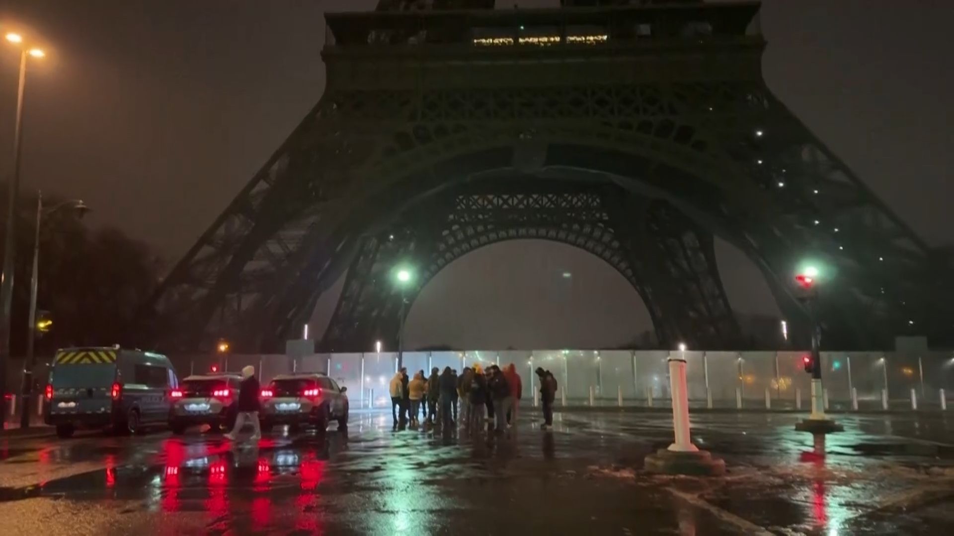 parisi-ston-pyrgo-toy-aifel-me-trakter-oi-galloi-agrotes-1767861669