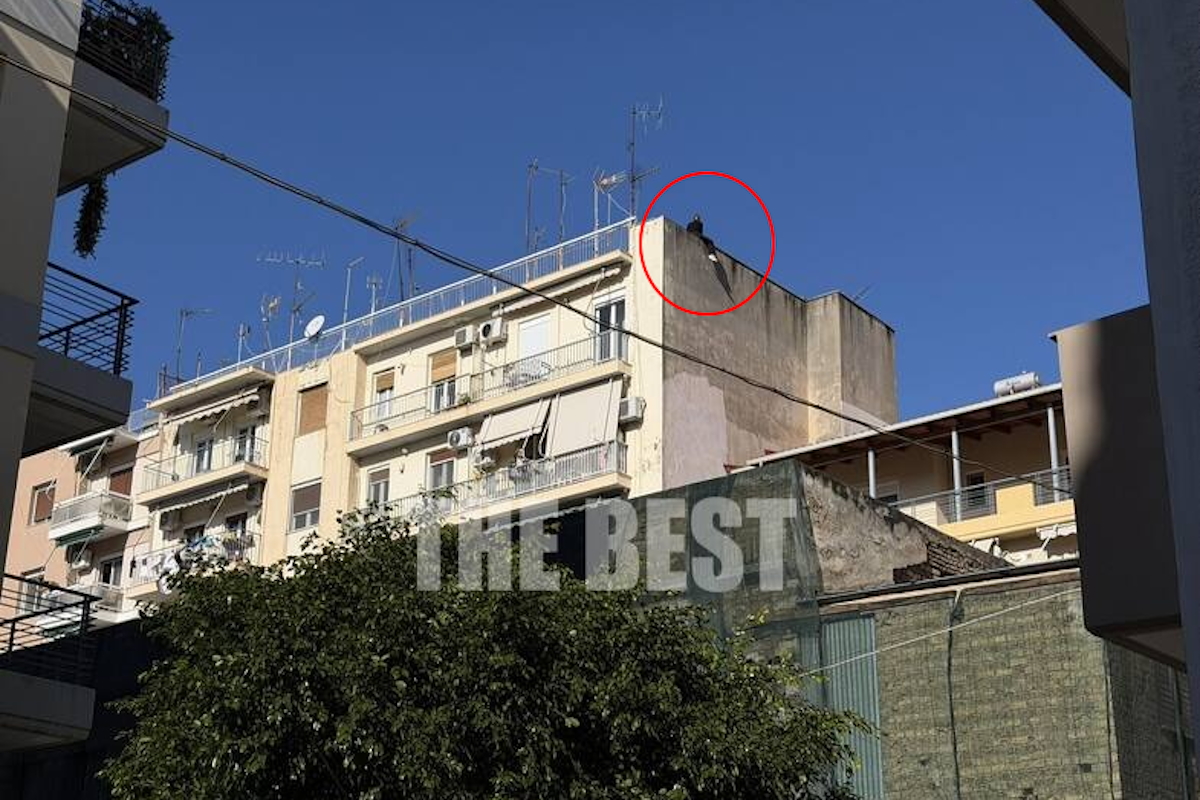 Πάτρα: Γυναίκα απειλεί να πέσει από ταράτσα πολυκατοικίας