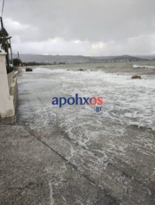 Καιρός: Η θάλασσα εισέβαλε στη στεριά στην Αχαΐα – Καταστροφές σε οχήματα στη Λήμνο και σκάφη στην Εύβοια