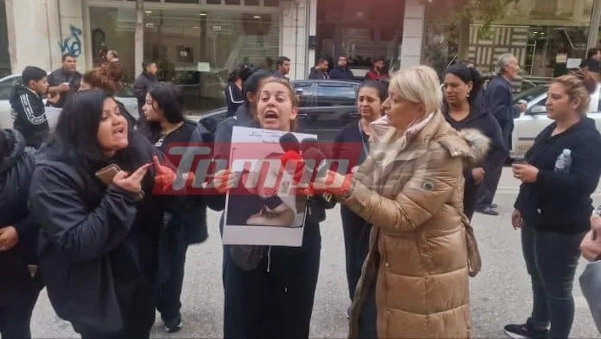 Συγγενείς του άτυχου 30χρονου έξω από τα δικαστήρια της Πάτρας