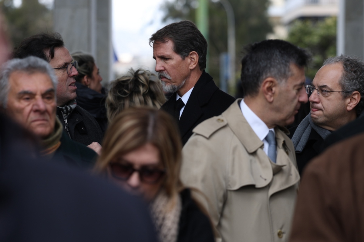 Ο Παύλος Ντε Γκρες(Κ), παρίσταται στην κηδεία του προέδρου του Δ.Σ. της Βιοχάλκο και του Ιδρύματος Μιχαήλ Ν. Στασινόπουλος – Βιοχάλκο, Νικόλαου Στασινόπουλου, στο Α' Νεκροταφείο Αθηνών, την Τρίτη 20 Ιανουαρίου 2026. Ο Νικόλαος Στασινόπουλος, που έφυγε από τη ζωή στις 17 Ιανουαρίου 2026,γεννήθηκε στην Αθήνα το 1932, μαθήτευσε αριστούχος στη σχολή Μπερζάν και αποφοίτησε από το Οικονομικό Πανεπιστήμιο Αθηνών (πρώην ΑΣΟΕΕ) με ιδιαίτερα υψηλές επιδόσεις. Εργάσθηκε από νωρίς στις οικογενειακές επιχειρήσεις σε διάφορες θέσεις, αντιμετωπίζοντας τις δυσκολίες της μεταπολεμικής περιόδου, αλλά και μετέχοντας ενεργά στην παραγωγική ανάπτυξη και την εξωστρέφεια της τότε Ελληνικής Βιομηχανίας Χαλκού και Αλουμίνιου. Το 1964, μετά τον θάνατο του Μιχαήλ Στασινόπουλου, ανέλαβε μαζί με τον αδελφό του Ευάγγελο τα ηνία της ΒΙΟΧΑΛΚΟ. Διακρίθηκε επίσης στον πολιτιστικό και κοινωνικό τομέα, καθώς, μαζί με τη μητέρα του Μαριάνθη και τον αδελφό του Ευάγγελο, ίδρυσε στη μνήμη του πατέρα του, το Κοινωφελές Ίδρυμα «Μιχαήλ Ν. Στασινόπουλος - ΒΙΟΧΑΛΚΟ». Με το Ίδρυμα, το οποίο στη συνέχεια ανέλαβε η σύζυγος του Αλεξάνδρα Στασινοπούλου, άφησε σημαντικό κοινωνικό αποτύπωμα στην Τεγέα Αρκαδίας, τόπο καταγωγής της οικογένειας. 