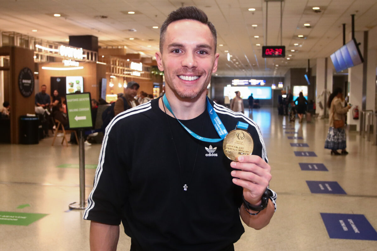 Ο Λευτέρης Πετρούνιας επισκέφθηκε τσίρκο με τις κόρες του και ανέβηκε στη σκηνή