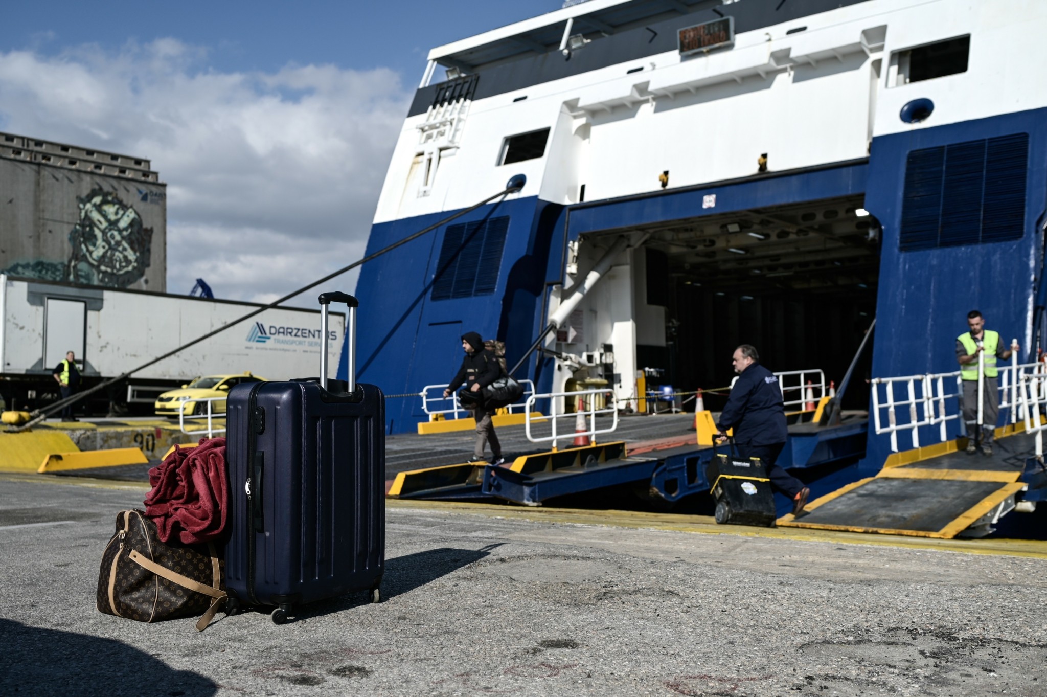 Εκπτώσεις σε ακτοπλοϊκά και αεροπορικά εισιτήρια για αναπληρωτές εκπαιδευτικούς