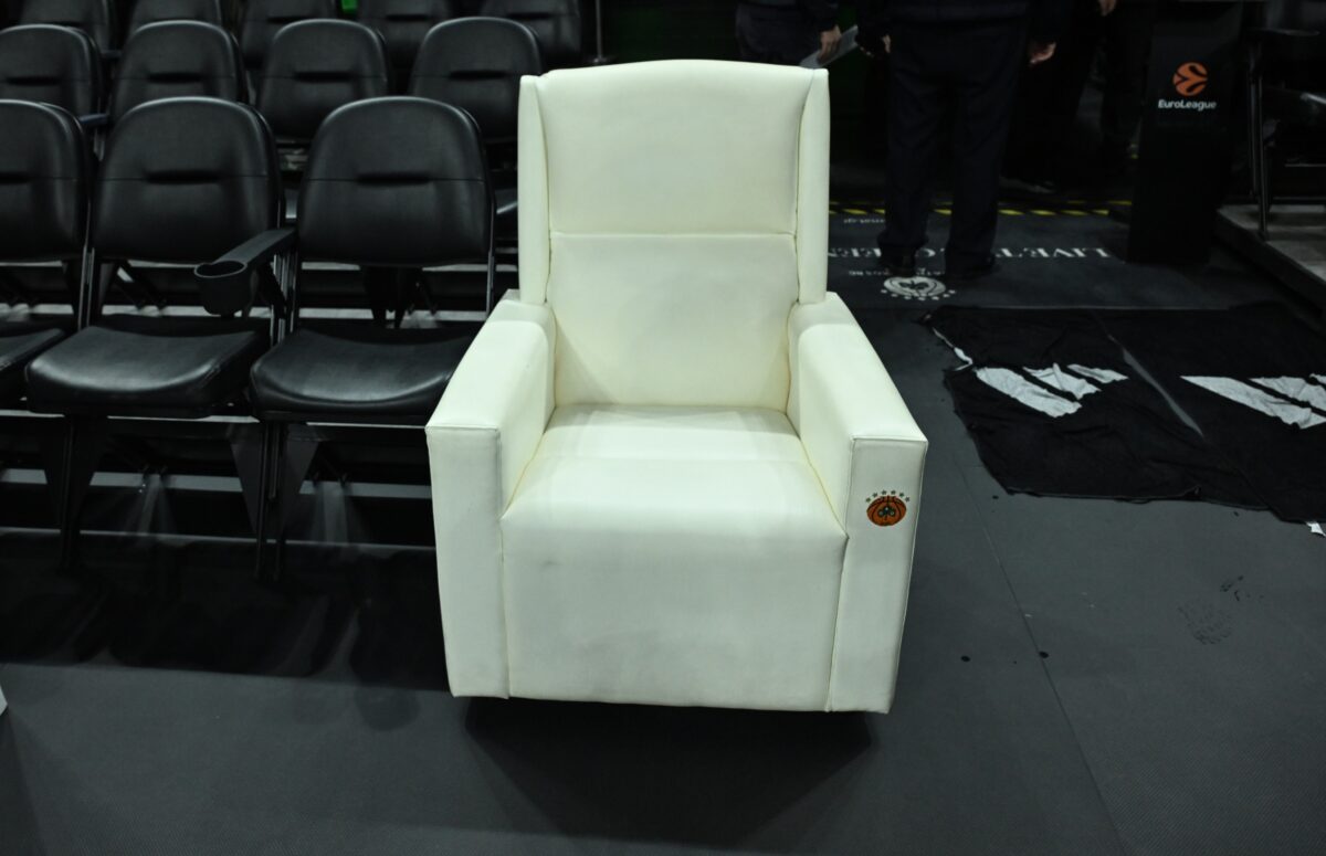 Παναθηναϊκός – Ολυμπιακός: Εγκαταστάθηκε η πολυθρόνα του Δημήτρη Γιαννακόπουλου στο Telecom Center Athens