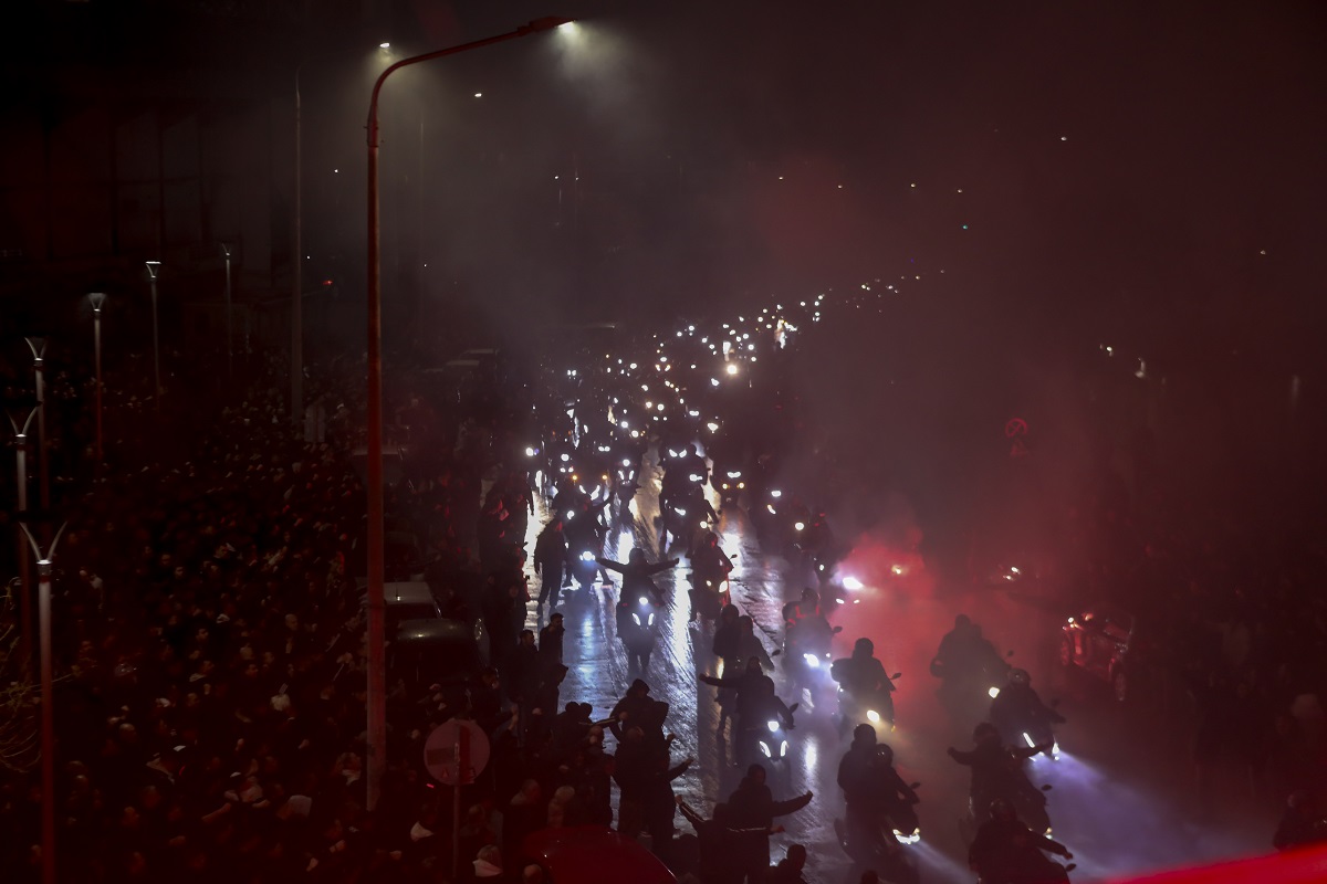 Home 79 Θεσσαλονίκη: Η επίθεση σε τηλεοπτικό συνεργείο κατά τη διάρκεια της πομπής με τις 7 σορούς φιλάθλων του ΠΑΟΚ