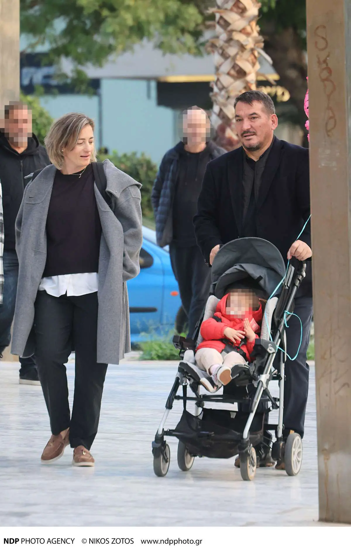 Δήμας & Σκαφίδα: Περίπατος στη Γλυφάδα με την κόρη τους και τον γιο του Ολυμπιονίκη – Εικόνες 11 Ο Πύρρος Δήμας και η Αφροδίτη Σκαφιδά