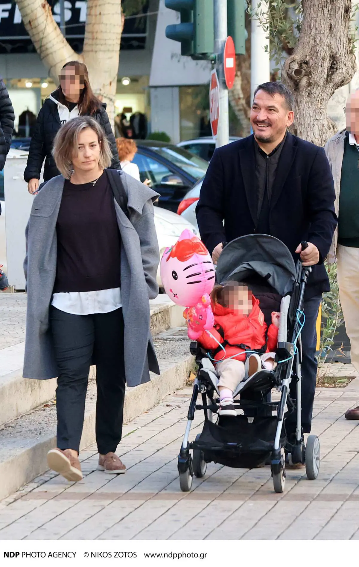 Δήμας & Σκαφίδα: Περίπατος στη Γλυφάδα με την κόρη τους και τον γιο του Ολυμπιονίκη – Εικόνες 13 Ο Πύρρος Δήμας και η Αφροδίτη Σκαφιδά