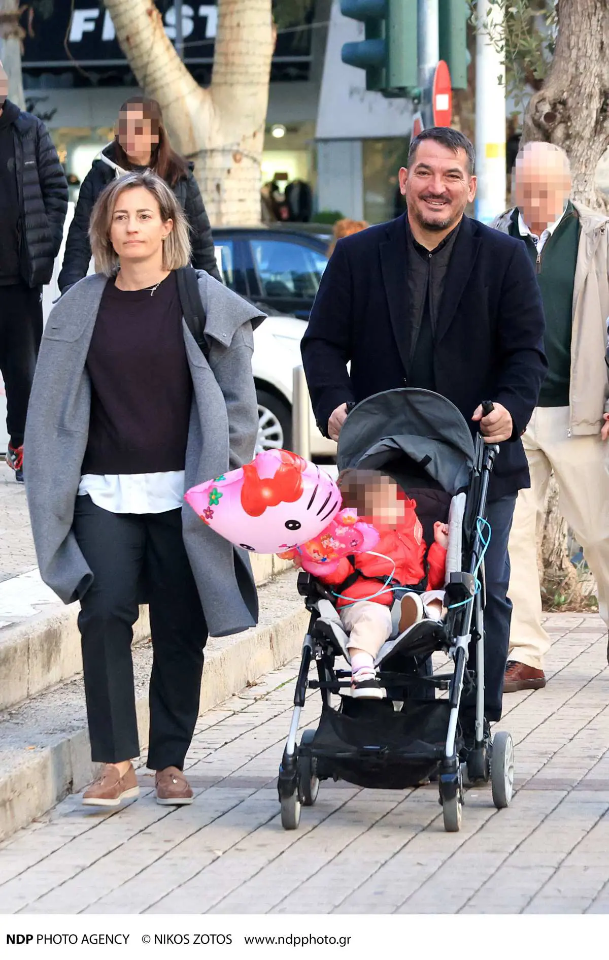 Δήμας & Σκαφίδα: Περίπατος στη Γλυφάδα με την κόρη τους και τον γιο του Ολυμπιονίκη – Εικόνες 14 Ο Πύρρος Δήμας και η Αφροδίτη Σκαφιδά