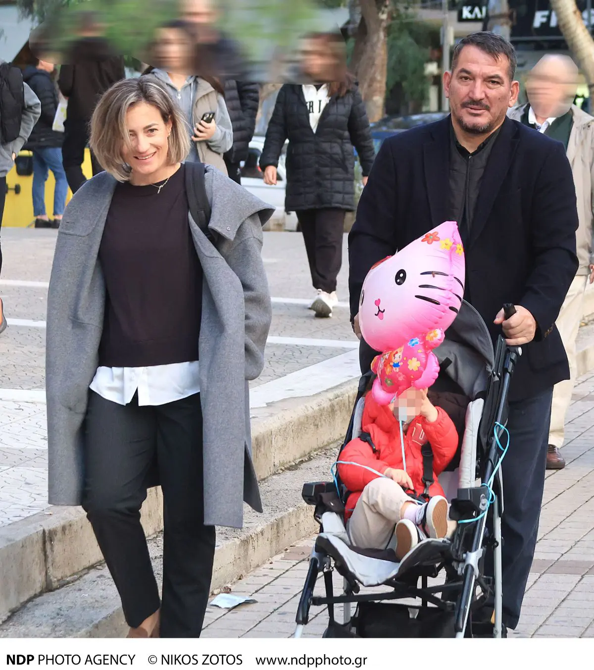 Δήμας & Σκαφίδα: Περίπατος στη Γλυφάδα με την κόρη τους και τον γιο του Ολυμπιονίκη – Εικόνες 16 Ο Πύρρος Δήμας και η Αφροδίτη Σκαφιδά