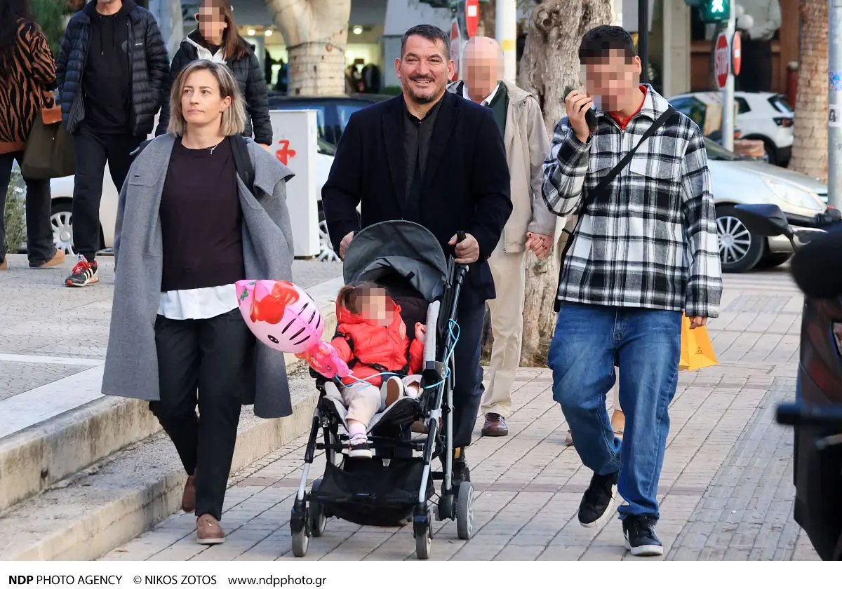 Δήμας & Σκαφίδα: Περίπατος στη Γλυφάδα με την κόρη τους και τον γιο του Ολυμπιονίκη – Εικόνες 18 Ο Πύρρος Δήμας μαζί με τον γιο του, Νικόλα