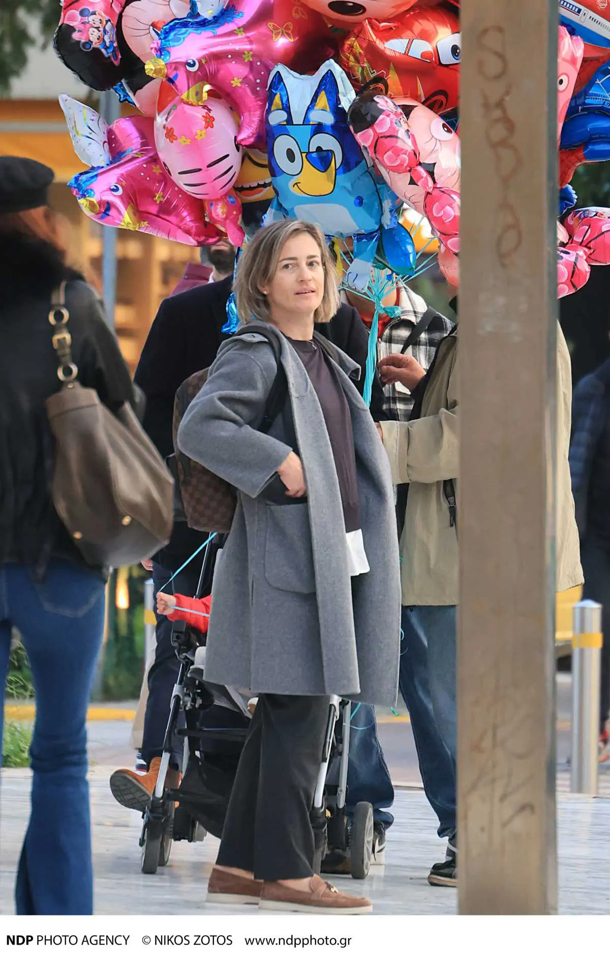 Δήμας & Σκαφίδα: Περίπατος στη Γλυφάδα με την κόρη τους και τον γιο του Ολυμπιονίκη – Εικόνες 10 Ο Πύρρος Δήμας και η Αφροδίτη Σκαφιδά