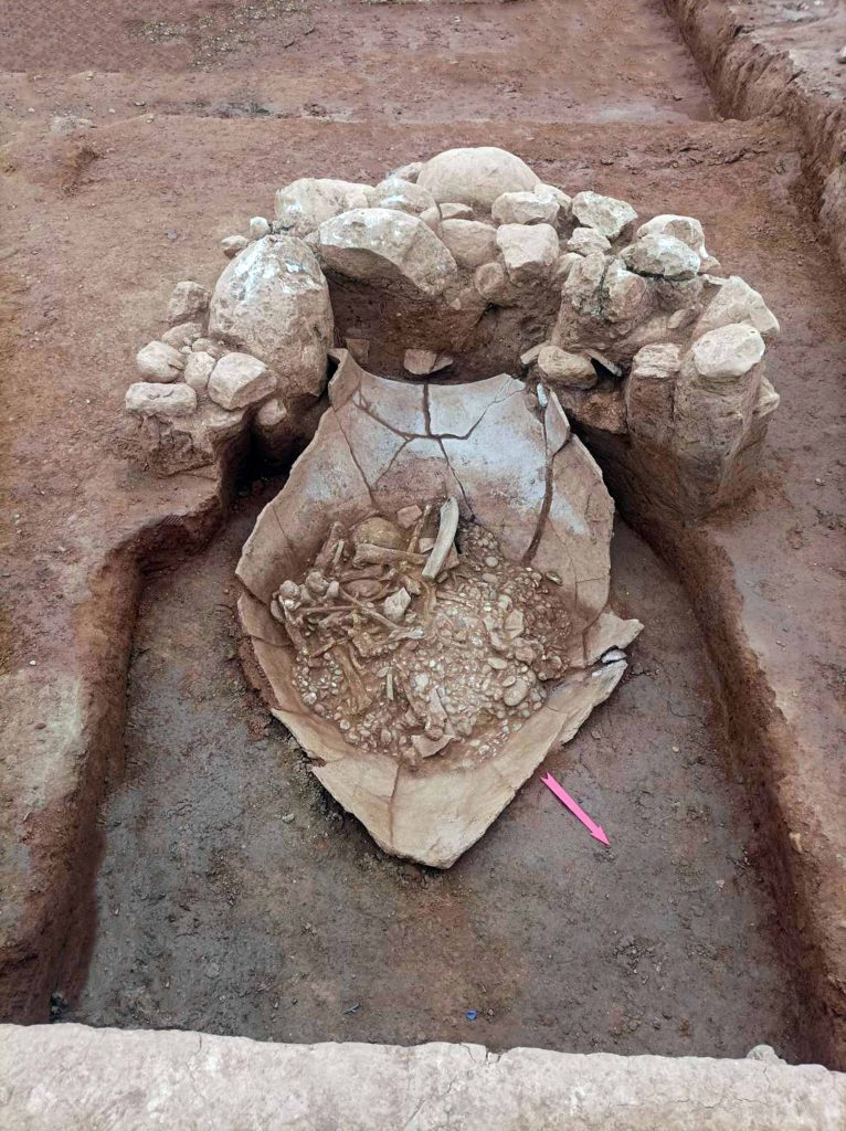 Εντυπωσιακά αρχαιολογικά ευρήματα στη Ραφήνα – Ανακαλύφθηκε ταφή σε πίθο και λάκκος με μακρά χρήση και ίχνη καύσης 8 rafina