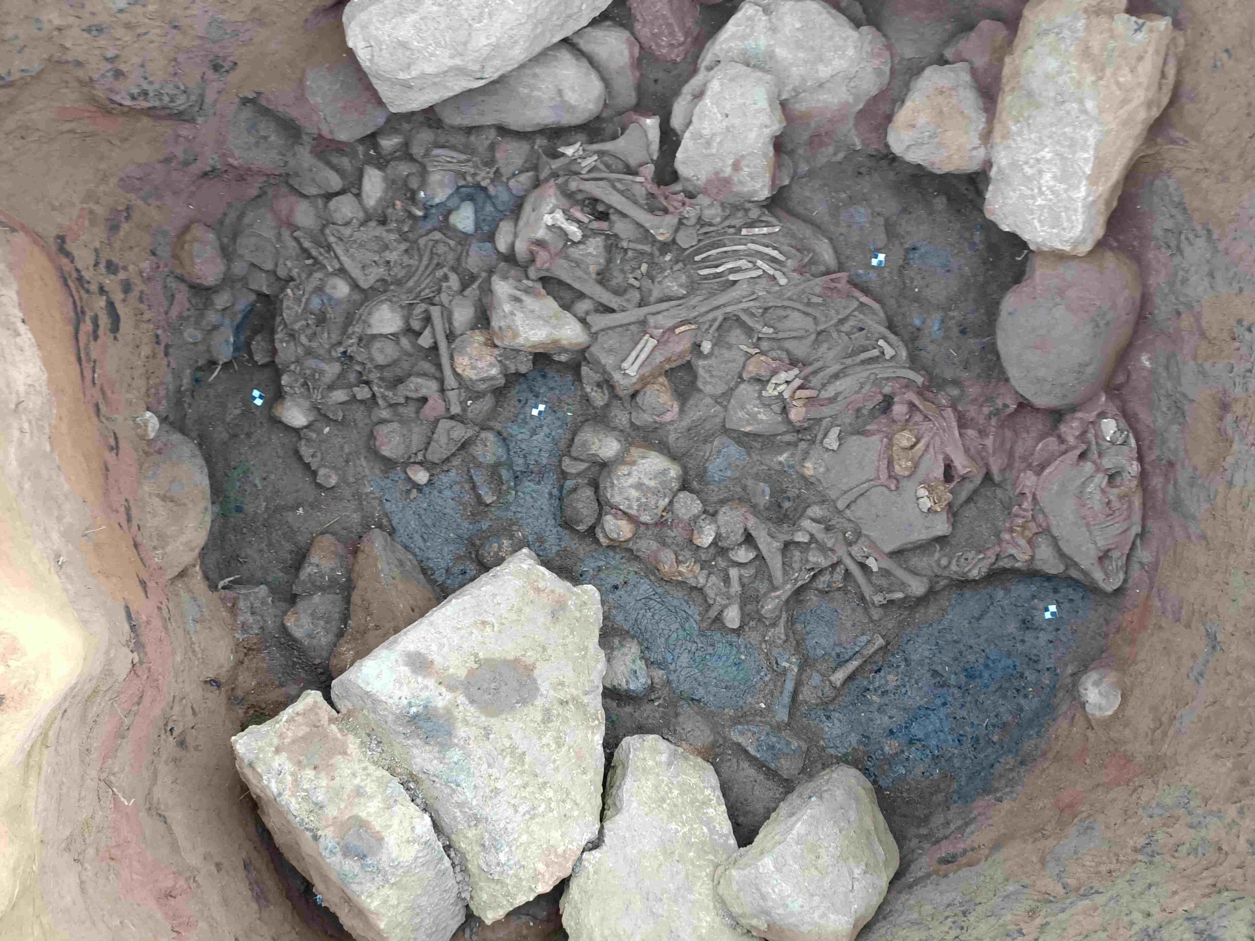 Εντυπωσιακά αρχαιολογικά ευρήματα στη Ραφήνα – Ανακαλύφθηκε ταφή σε πίθο και λάκκος με μακρά χρήση και ίχνη καύσης