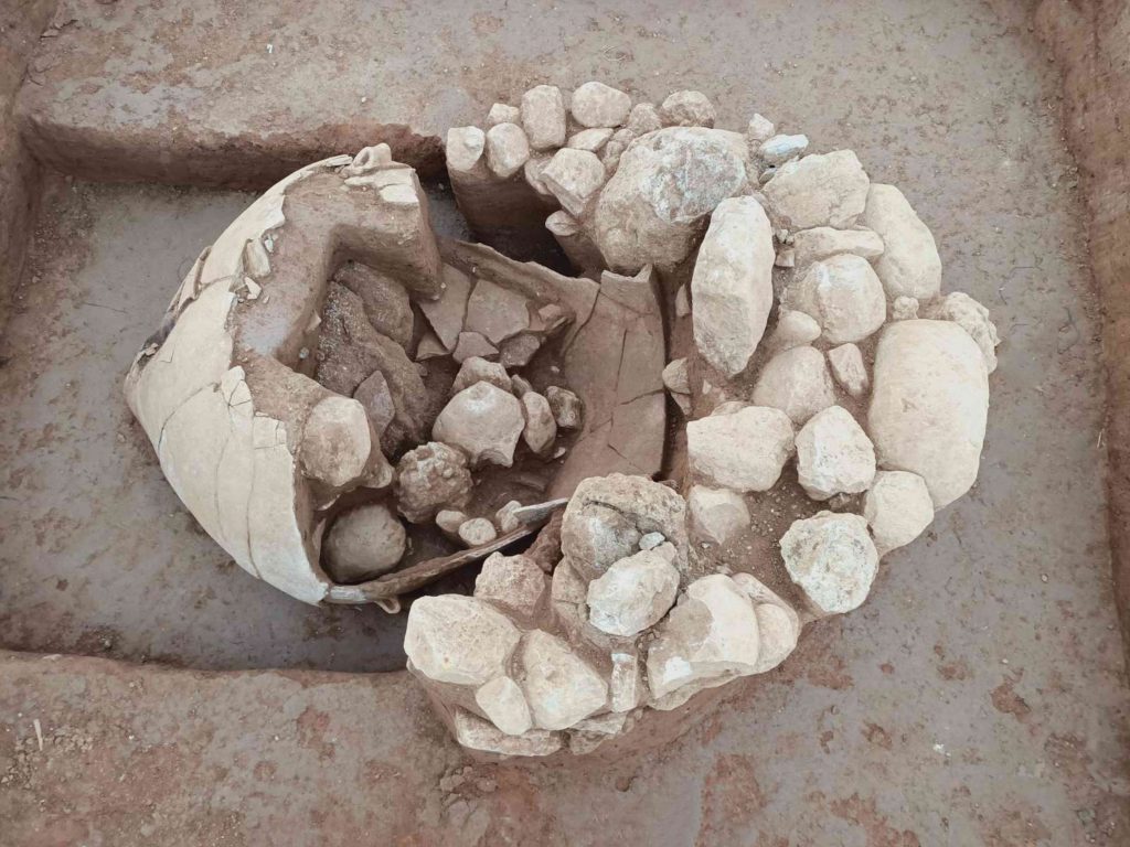 Εντυπωσιακά αρχαιολογικά ευρήματα στη Ραφήνα – Ανακαλύφθηκε ταφή σε πίθο και λάκκος με μακρά χρήση και ίχνη καύσης 7 rafina