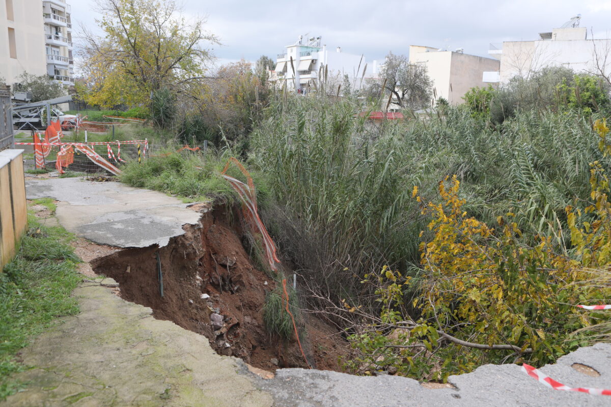 Κακοκαιρία: Τρία σπίτια εκκενώθηκαν στον Άγιο Δημήτριο – Βρίσκονται μια ανάσα από το ρέμα της Πικροδάφνης