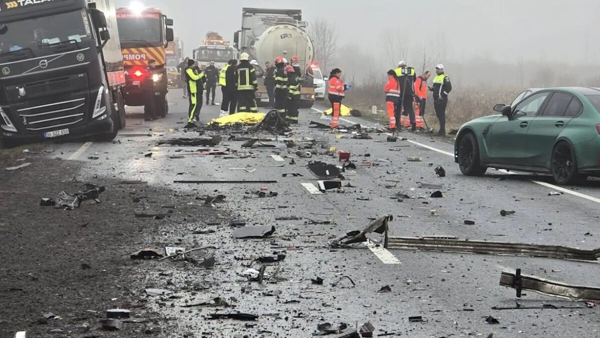 Συντρίμμια από το τροχαίο με τους φιλάθλους του ΠΑΟΚ στη Ρουμανία