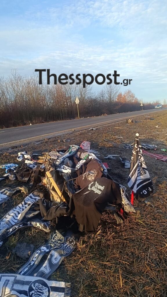 Συγκίνηση στη Ρουμανία: Οπαδοί του ΠΑΟΚ έντυσαν με κασκόλ και μπλούζες το σημείο της τραγωδίας 8 Συγκίνηση στη Ρουμανία: Οπαδοί του ΠΑΟΚ έντυσαν με κασκόλ και μπλούζες το σημείο της τραγωδίας