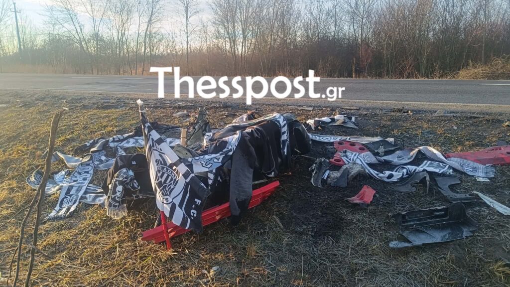 Ρουμανία: Οπαδοί του ΠΑΟΚ κάλυψαν τα συντρίμμια του δυστυχήματος με μπλούζες και κασκόλ του «Δικεφάλου του Βορρά»