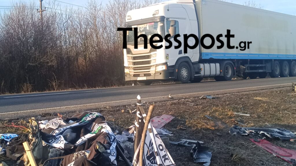 Ρουμανία: Οπαδοί του ΠΑΟΚ κάλυψαν τα συντρίμμια του δυστυχήματος με μπλούζες και κασκόλ του «Δικεφάλου του Βορρά»