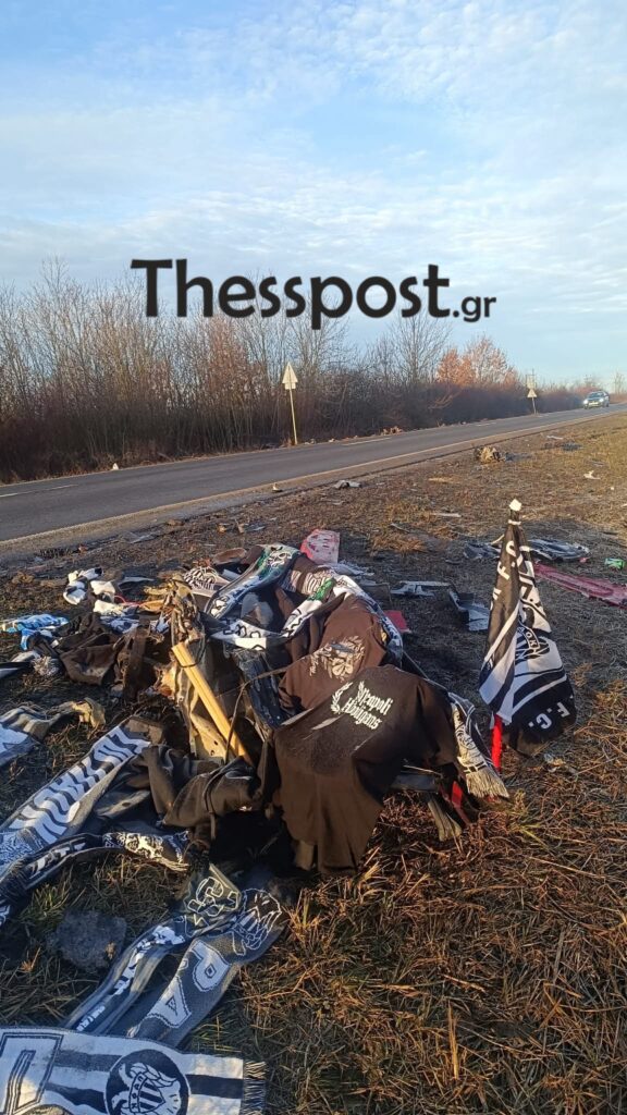 Ρουμανία: Οπαδοί του ΠΑΟΚ κάλυψαν τα συντρίμμια του δυστυχήματος με μπλούζες και κασκόλ του «Δικεφάλου του Βορρά»