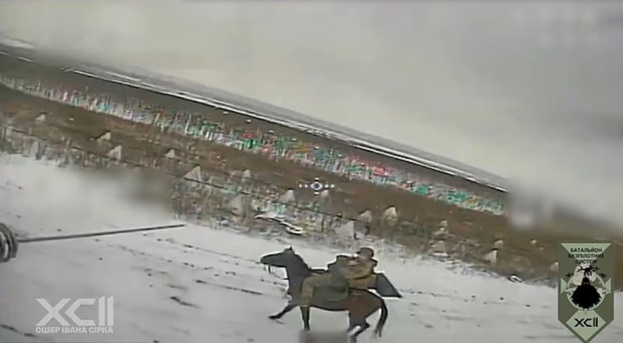 Βίντεο: Ουκρανικό drone χτυπά Ρώσο στρατιώτη σε άλογο – Σύγχρονα όπλα εναντίον παραδοσιακών τακτικών