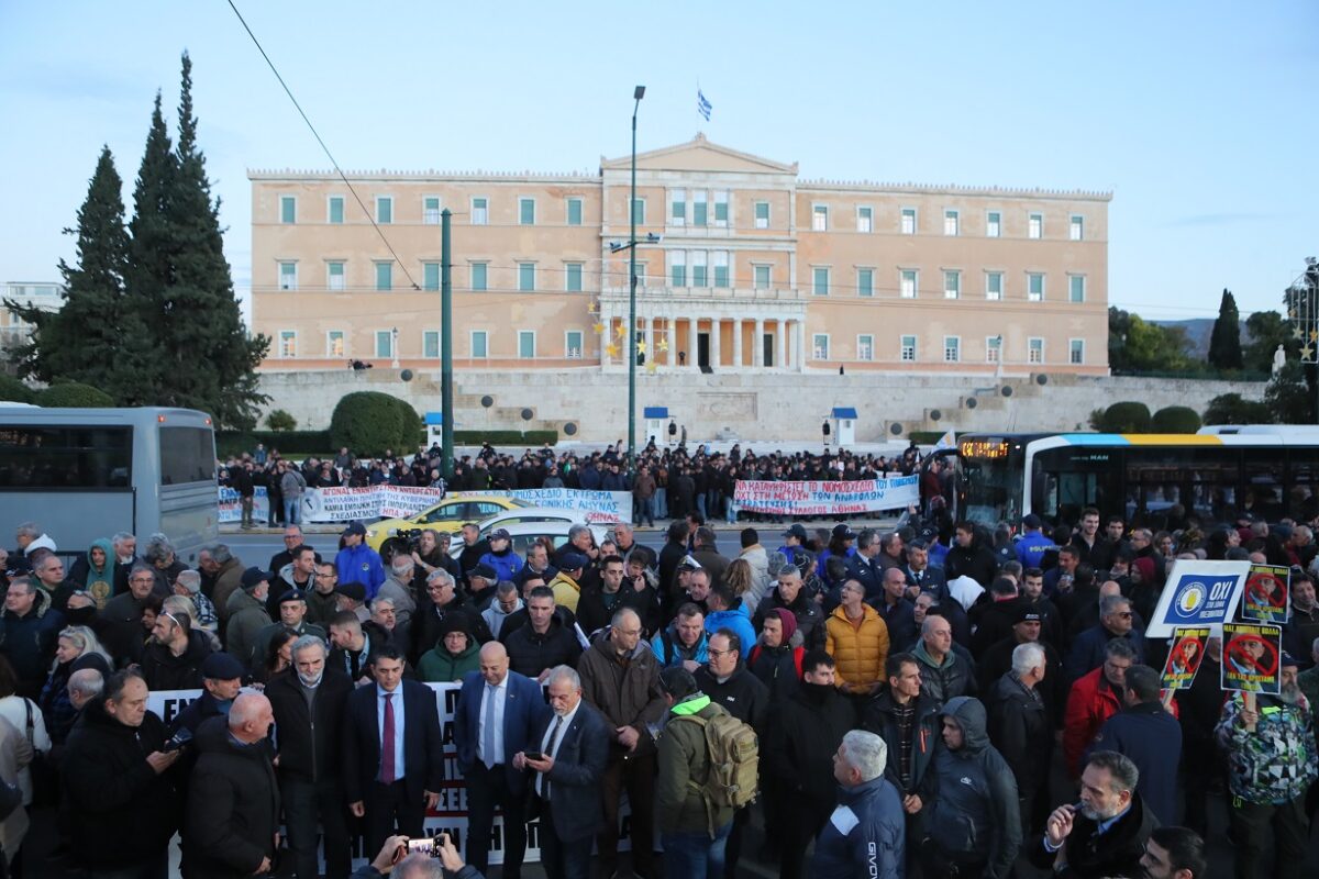 Διαμαρτυρία στρατιωτικών στο Σύνταγμα: Κυκλοφοριακό χάος στο κέντρο