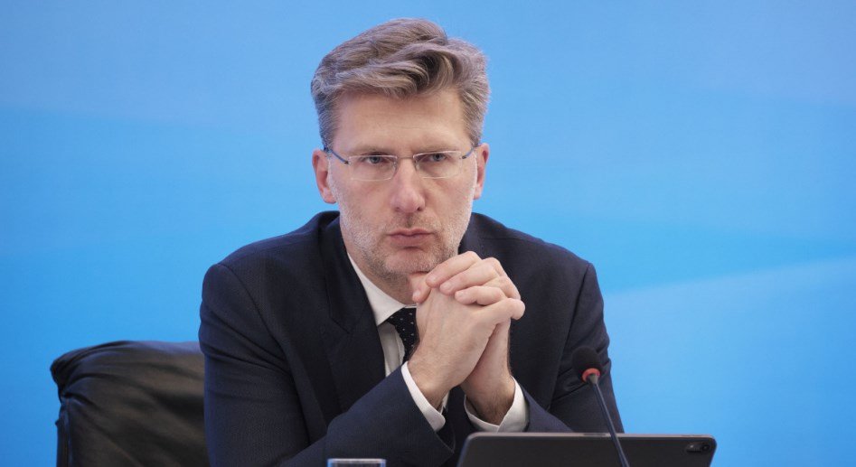 «Ας μιλήσουμε ειλικρινά»: Ο Άκης Σκέρτσος για την απώλεια του αδελφού του και το «τραύμα» των Τεμπών