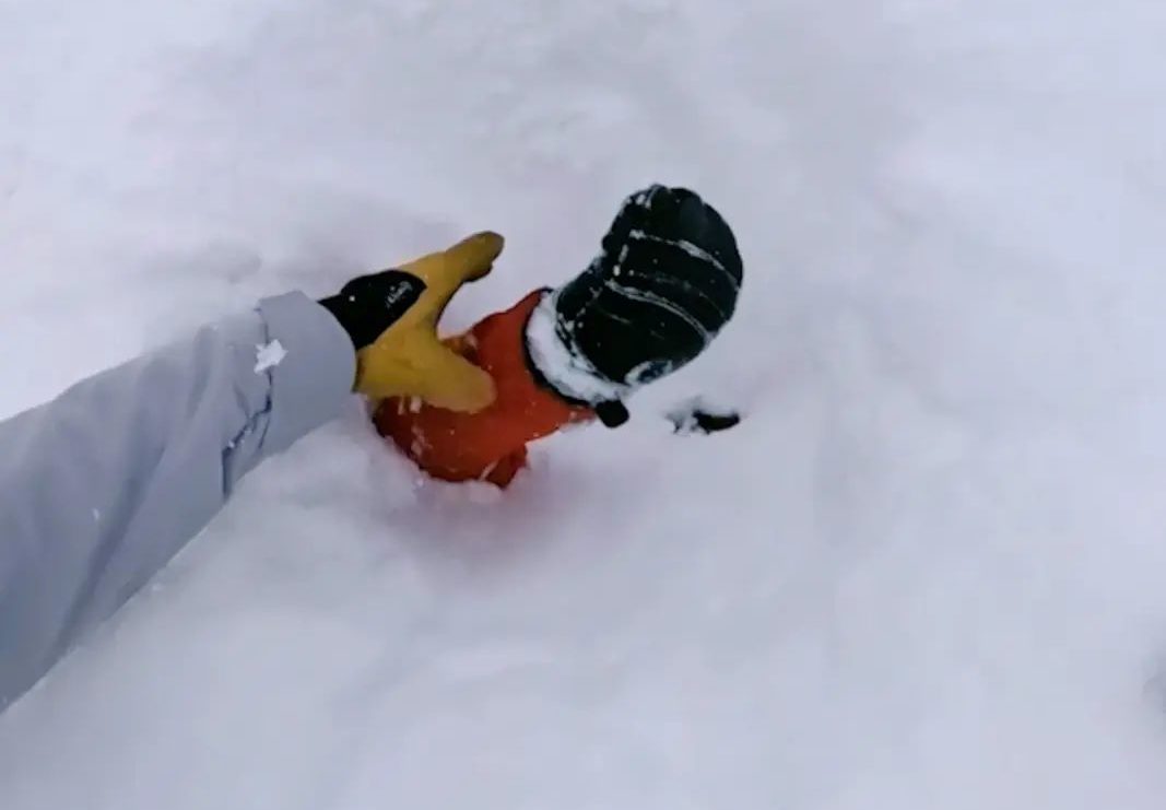 Βίντεο: Στιγμιότυπα από τη διάσωση σκιέρ θαμμένου σε χιονοστιβάδα – «Εντόπισα ένα πόδι να προεξέχει» 2 σκιέρ