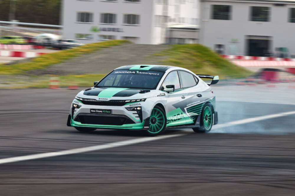 Το Skoda Enyaq RS Race καίει ελαστικά & πανηγυρίζει