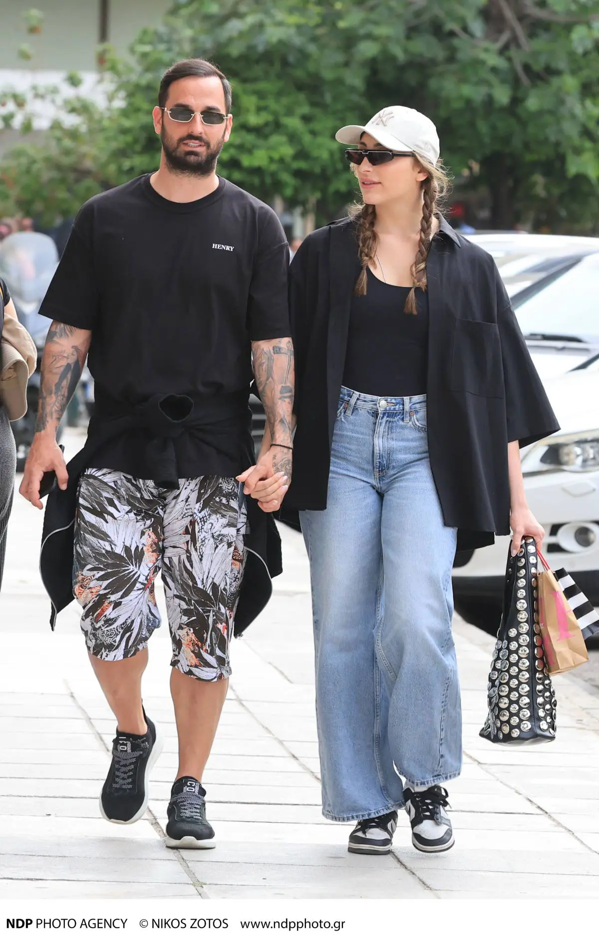 Ο Άρης Σοϊλέδης και η Μαριλίνα Κυπαρίσση σε βόλτα στη Γλυφάδα